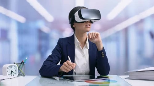 Junge Designerin arbeitet am Tablet mit VR-Brille, moderne Technologie, Gadget