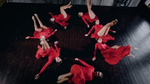 Siete bailarinas están tumbadas en un suelo en figura redonda, moviéndose y de pie vista superior en su