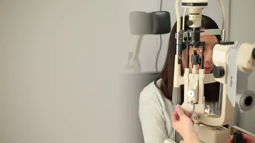Frau macht Sehtest