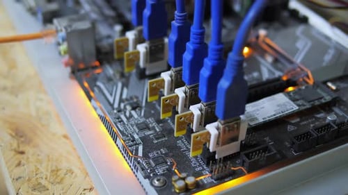 Closeup Cryptocurrency Mining Rig PCIe Riser Extensores conectados à placa-mãe
