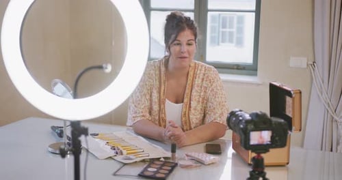 Mujer bloguera caucásica haciendo un Vídeo en casa