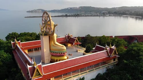 Monument emblématique de la Thaïlande. Vue aérienne du temple doré du Bouddha