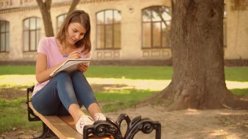 Junge Frau studiert in der Nähe von College