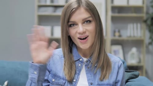 Hallo junges Mädchen winkt mit der Hand zur Begrüßung