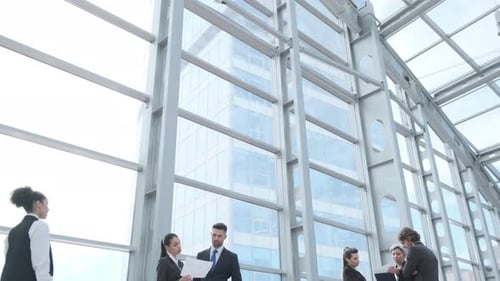 Diversas pessoas de negócios no escritório