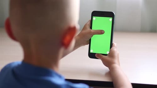Telefon mit grünem Mockup-Bildschirm, Chroma-Key, Surfen im Internet, Ansehen von Inhalten, Videos, Blogs, Lernen.