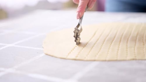 Apple Pie Cake Preparation Series Frau schneidet gerollten Teig mit Rollmesser