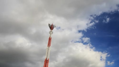 Zeitraffer des Fernmeldeturms und des Himmels