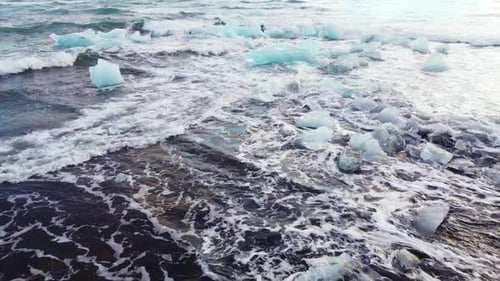 Islandia Hermosa Naturaleza Puesta de sol Paisaje Gran formación de hielo en Ocean Volcanic Beach Pure Blue