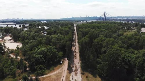 Groupe de cyclistes traversant le parc de la grande ville lors de la Journée nationale du vélo. Concept de parade cycliste