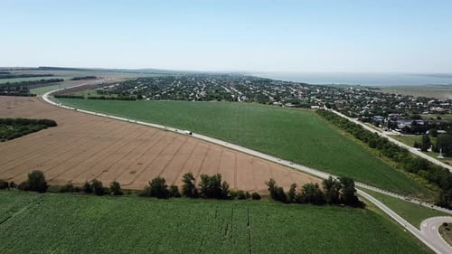 Luftaufnahme des leeren Autobahn-Straßenkreises zwischen Wiese und landwirtschaftlichem Feld.