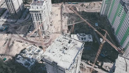 Moderner Wohnkomplex im Bau. Hochbaukrane arbeiten auf der Baustelle