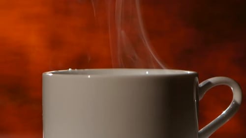 Weiße, erfrischende Tasse duftenden Kaffees verbreitet angenehme Gerüche. Nahaufnahme