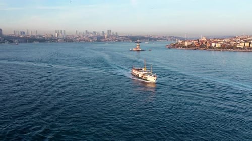 Passagierschiff des Istanbuler Bosporus und Maiden Tower