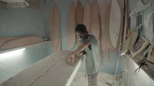 Kunsthandwerker stellen neues Surfbrett in Werkstatt her