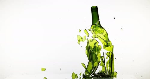 Bouteille de vin blanc cassant sur fond blanc, ralenti 4K