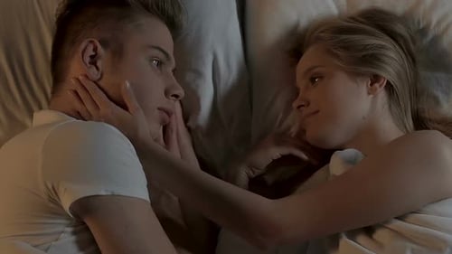 Junge glückliche Liebhaber liegen zusammen im Schlafzimmer, Zuhause, Freizeit, Nähe, Intimität