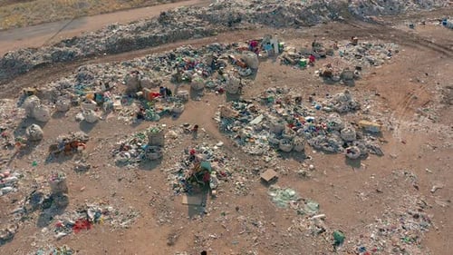 Luftaufnahme. City Dump-Konzept. Umweltverschmutzung. Plastikflaschen, Taschen, Müll. Nature