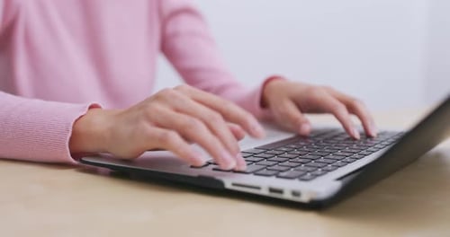 arbeitet auf einem Laptop-Computer