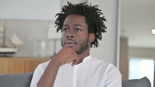 Porträt eines nachdenklichen afrikanischen Mannes