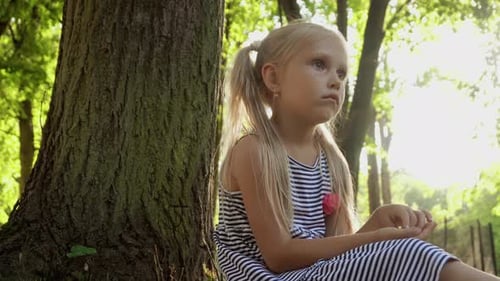 Enfant dans le parc en été