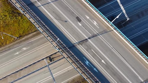 Vue aérienne Drone de la route de jonction à plusieurs niveaux avec des voitures en mouvement