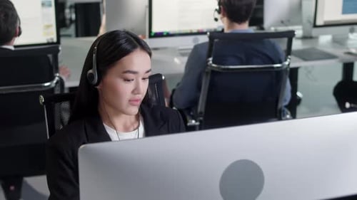 Nahaufnahme Porträt eines Spezialisten für technischen Kundensupport, der während der Arbeit an einem Headset spricht