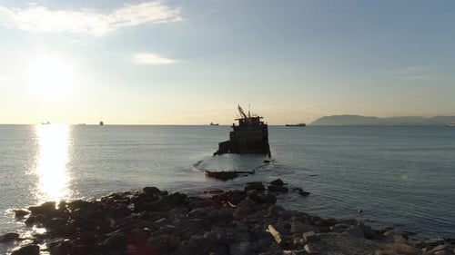 Rostiges zerstörtes Schiff in einem blauen Meer versunken