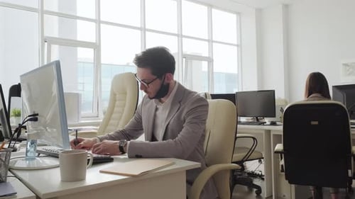 Personnes travaillant au bureau pendant la Covid-19