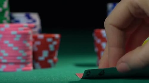 Pokerspieler mit einem Paar Asse, gute Kombination. Gewinnchancen