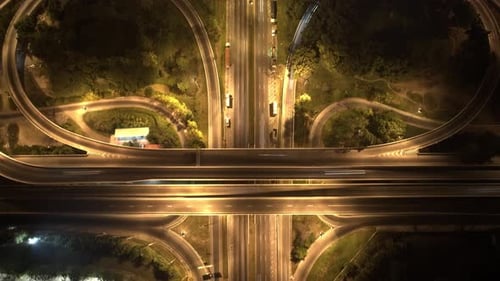 4K : vidéo hyperlapse de Drone aérien de la jonction routière à péage surélevée