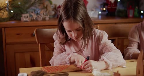 Linda garota constrói e decora casa de Natal de gengibre