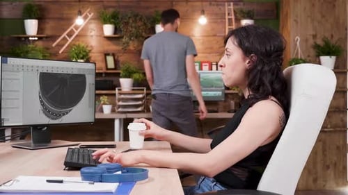 Designerin verwendet professionelle 3D-Softwareanwendung, um an neuen Prototypen von Windkraftanlagen zu arbeiten