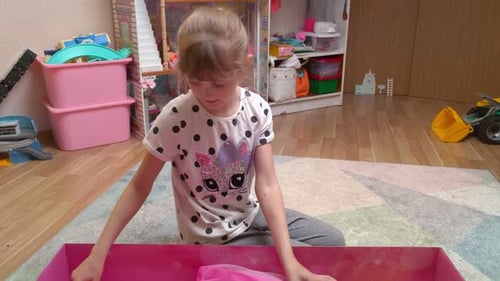 Mädchen mit Puppe in Box