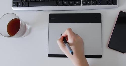 Grafikdesigner arbeitet mit dem interaktiven Stift-Display