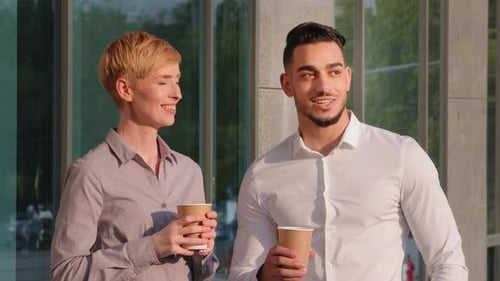 Multirassische Kollegen, kaukasische Geschäftsfrau und hispanischer bärtiger Mann genießen Pause Stand