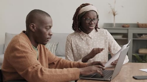 Enseignante ayant une leçon personnelle avec un étudiant de sexe masculin