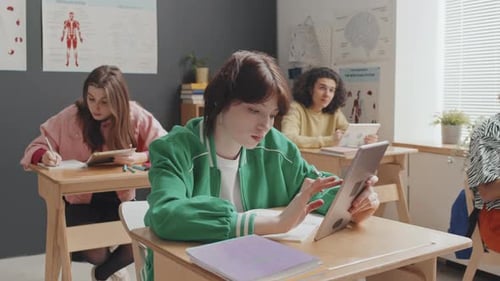 Fille utilisant une tablette en classe