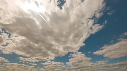 Wolken bedecken Sonne am Himmel in Timelapse Shot