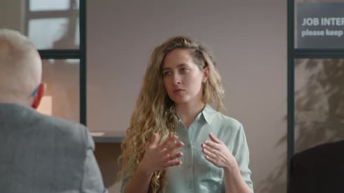 Femme se présentant à l'équipe de recrutement lors d'un entretien d'embauche
