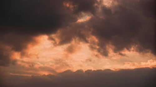 Dunkler Himmel und orangefarbener Sonnenuntergang Bewölkte Wolken