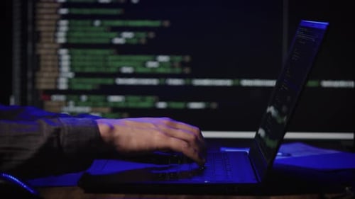 O hacker invade o sistema de segurança