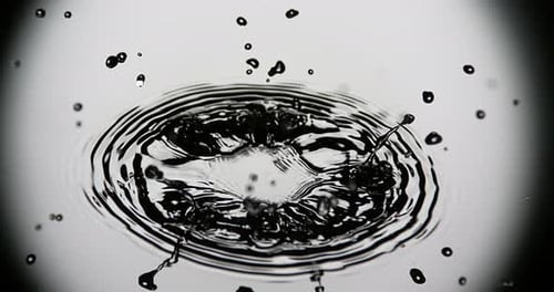 Wassertropfen, der ins Wasser fällt, Zeitlupe 4K
