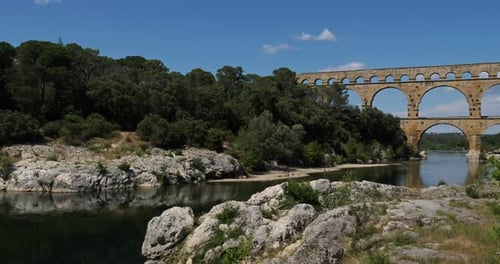 Le pont romain Pont du Gard et la rivière Gardon, Resmoulins, Gard, Occitanie, France