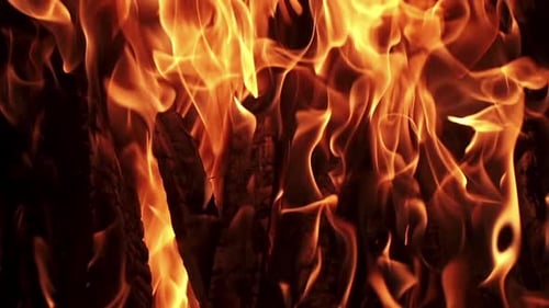 In einem Kamin brennende Holzscheite