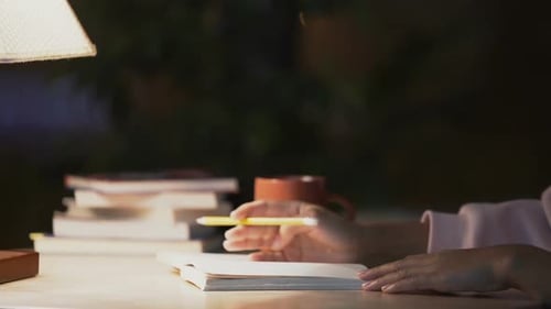 Junge Studentin denkt über ihre Forschungsarbeit nach und sitzt in einem kleinen Café