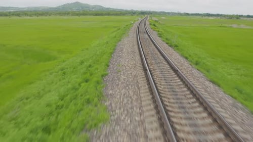 Leere geradlinige Einbahnbahnen an einem sonnigen Sommertag