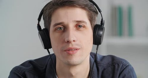 Portrait Ruhiger ruhender Mann Kaukasischer Millennial Guy trägt Kopfhörer und genießt Lieblingsliederwiederholungen