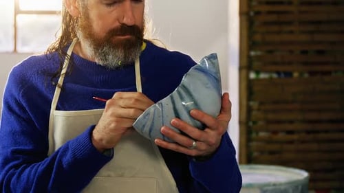 Peinture de potier masculin sur bol