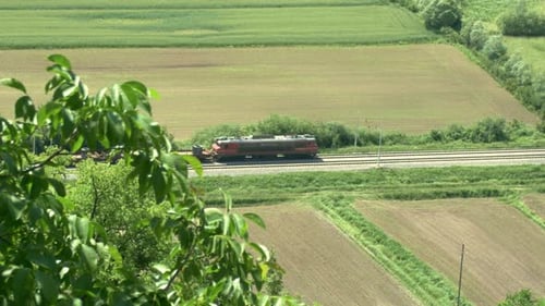 Zugkomposition durch Felder fahren.